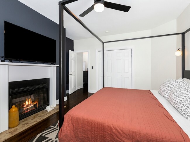 Building Photo - 1335 W Lunt Ave