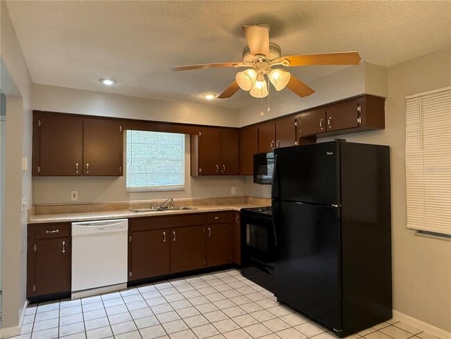 Building Photo - 39648 Meadowood Loop