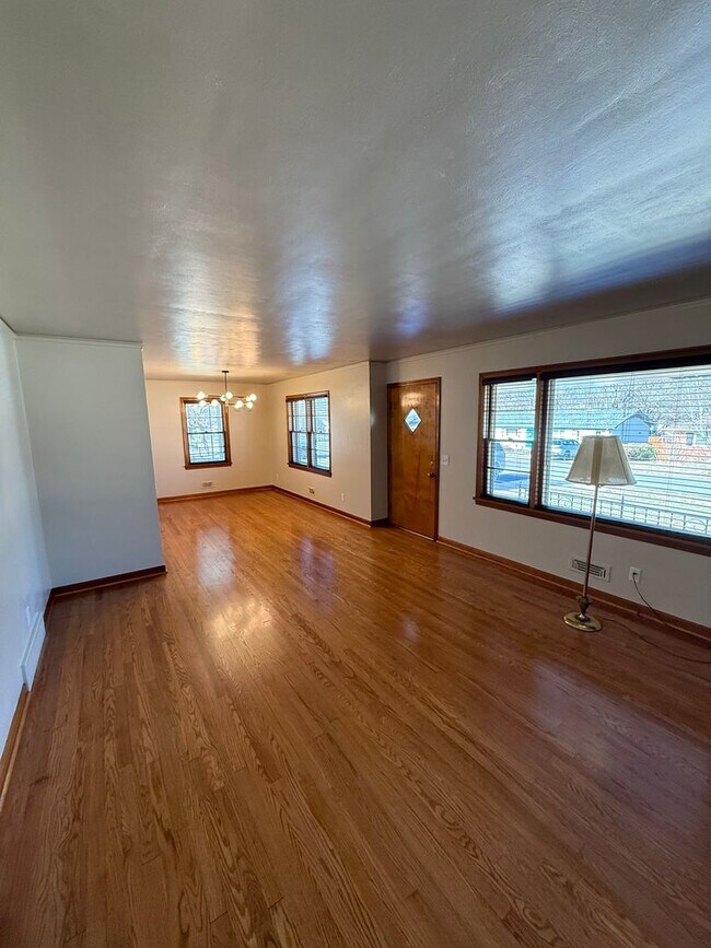 Building Photo - 3 Bed/1/5 Bath House with Carport  *Lawncare included in rent*