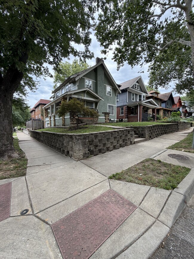 Building Photo - 800 E 41st St