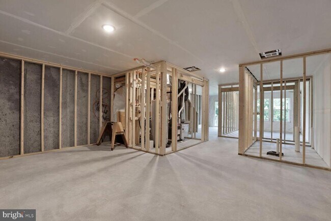 Building Photo - 5041 Bigleaf Rd