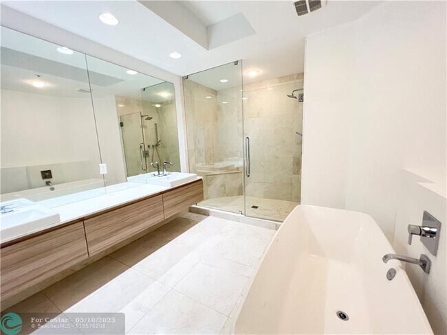 Building Photo - 17301 Biscayne Blvd