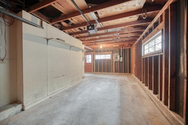 Building Photo - 225 E 25th St