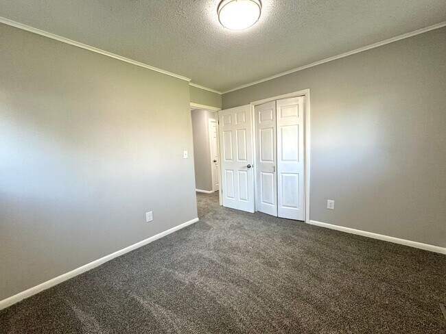 Building Photo - 1105 N Fern Ave