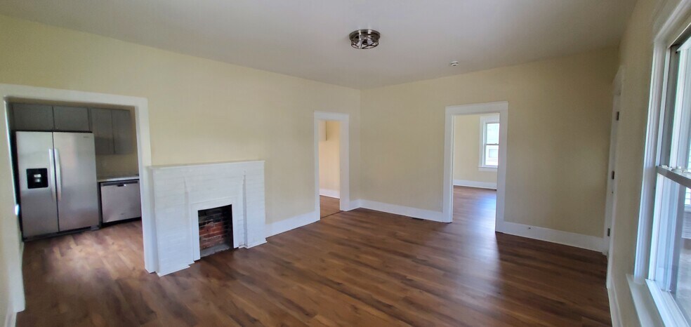 Building Photo - 515 W Magnolia Ave