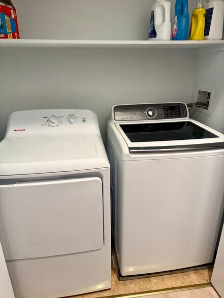 In closet dryer and washer - 1505 Nevin Plz
