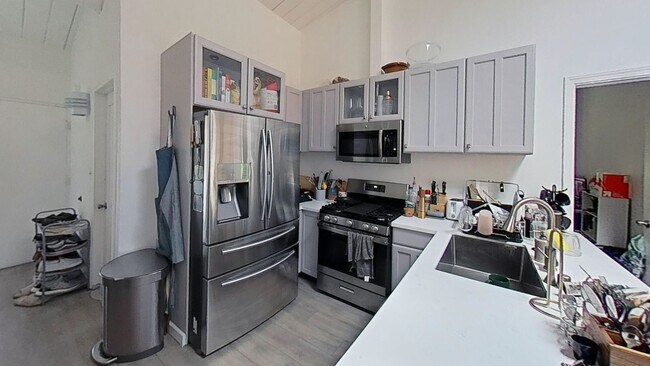 Building Photo - Serene yard tucked in the canyon!