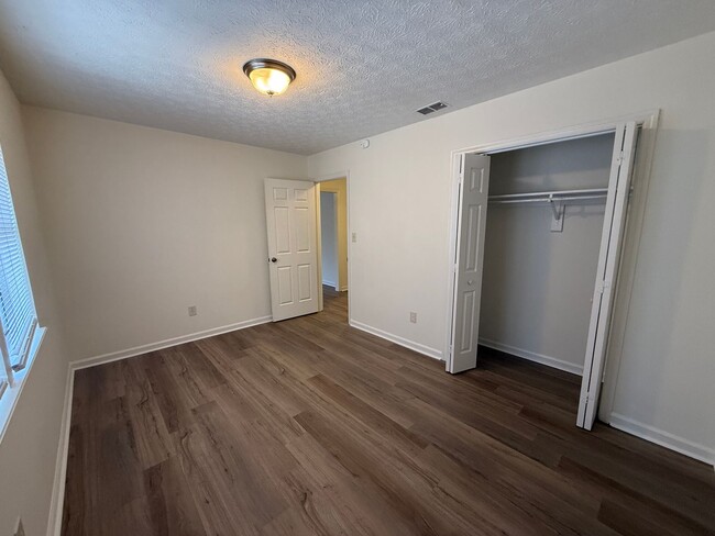 Building Photo - 110 Lake Pl