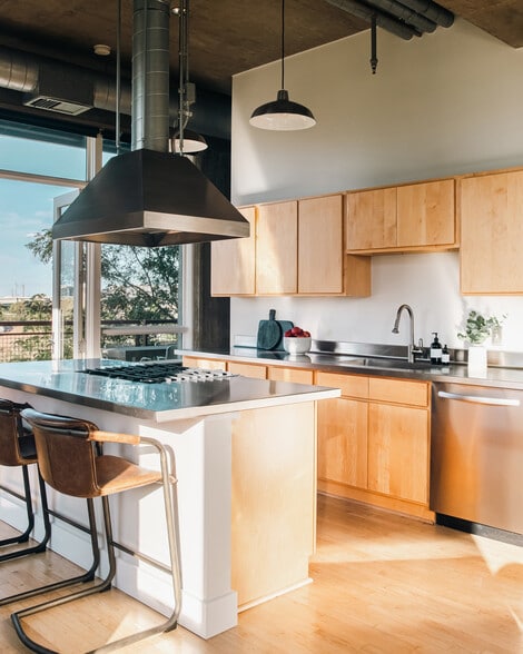 Building Photo - 2000 Little Raven St