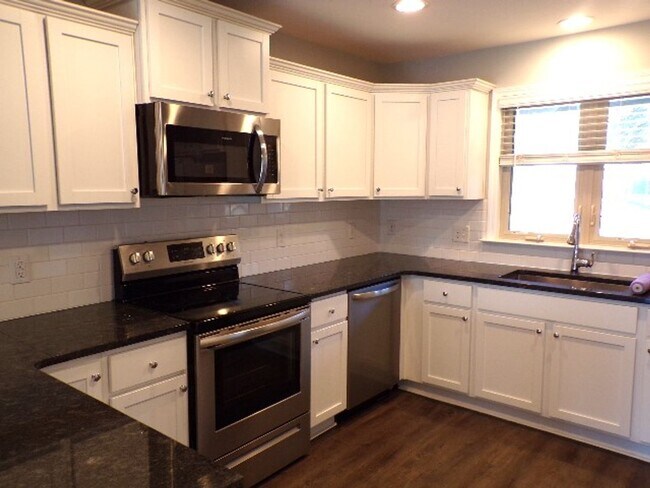 Building Photo - 4 Bedroom Townhome Located In Allenwood