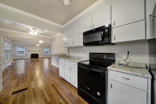 Building Photo - Lovely Brick Ranch Home Close to Uptown Ch...