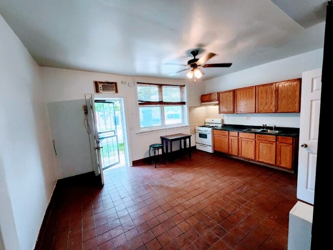 Building Photo - 1710 W 37th St