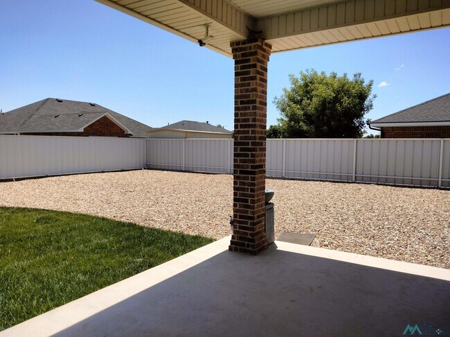 Building Photo - 621 Providence Cir