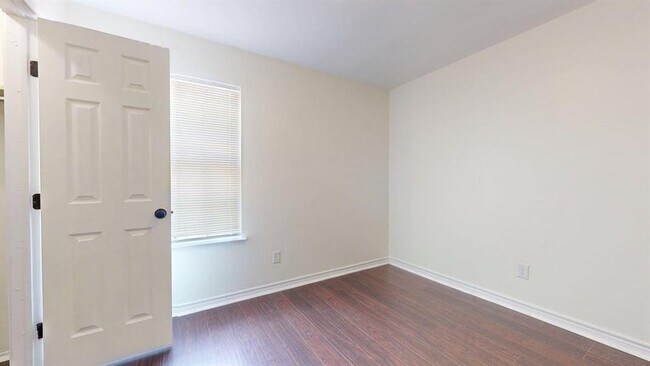 Building Photo - 1604 Wildflower Dr