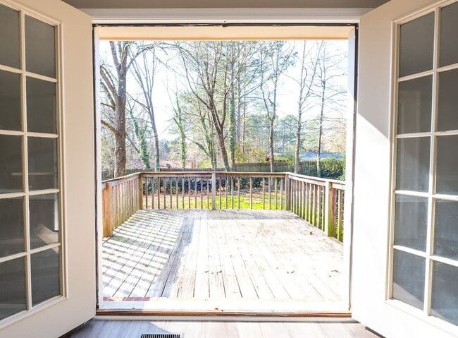 Building Photo - 125 Honeytree Dr