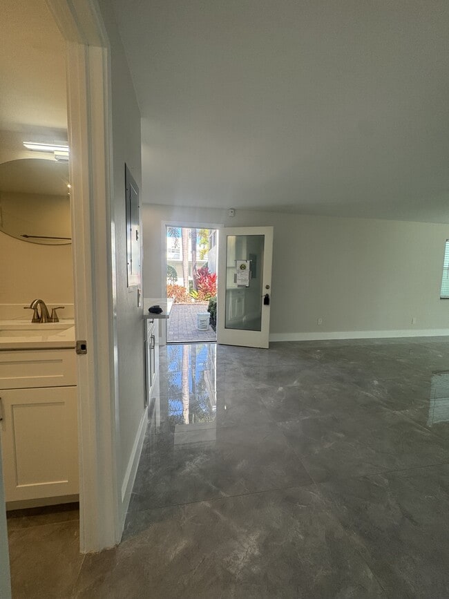 Building Photo - 637 12th Ave S