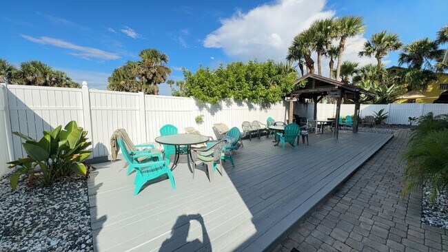 Building Photo - Fully Furnished Two Bedroom Long Term Beach Apartment for Rent