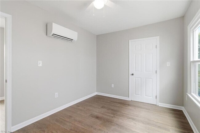 Building Photo - 1442 W 41st St