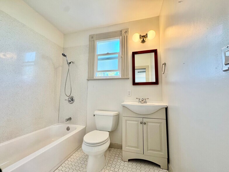 Building Photo - 1054 24th St