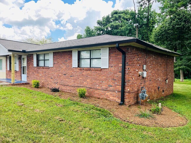 Building Photo - Wow! Check out this charming 4-bedroom, 1-...