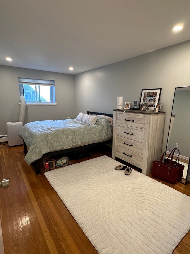 Building Photo - No Broker Fee | 1 Bed with Parking, Pool Access & Heat Included