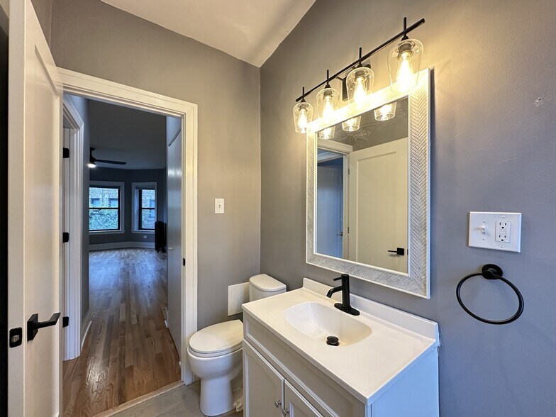 Building Photo - 639 W Cornelia Ave