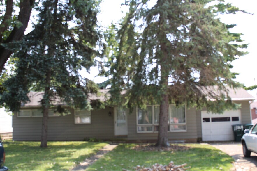 Primary Photo - 1129 W Carson St