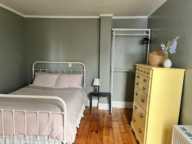 Building Photo - 33 W Elm St