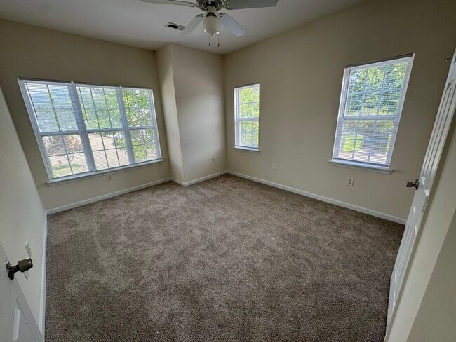 Building Photo - 3 Bed END UNIT! AVAILABLE NOW!