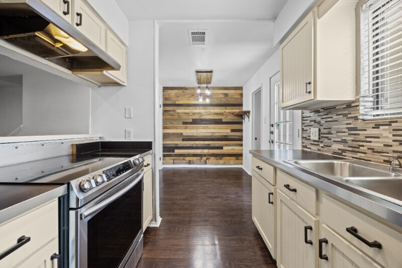 Building Photo - 802 Banister Ln