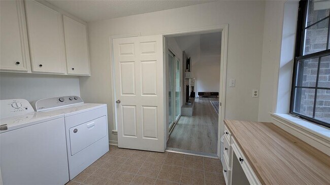 Building Photo - 2738 Oak Haven