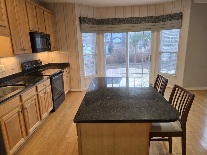 Kitchen facing patio - 44155 Azalea Ct