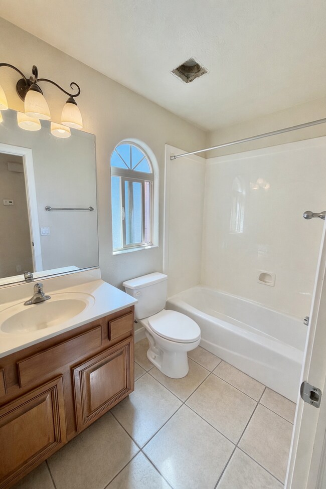 Building Photo - Charming 3 Bed 2 Bath + DEN/OFFICE Area!