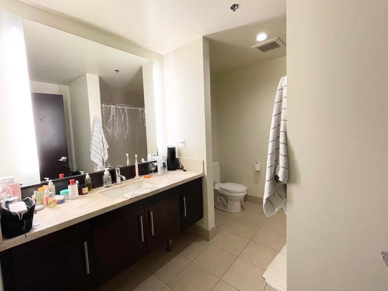 Building Photo - 1100 S Hope St