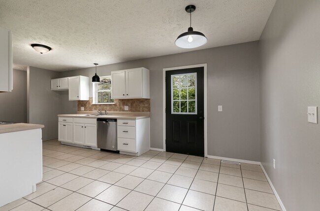 Building Photo - REMODELED 3 Bedroom | 2 Bathroom | 2 Car G...