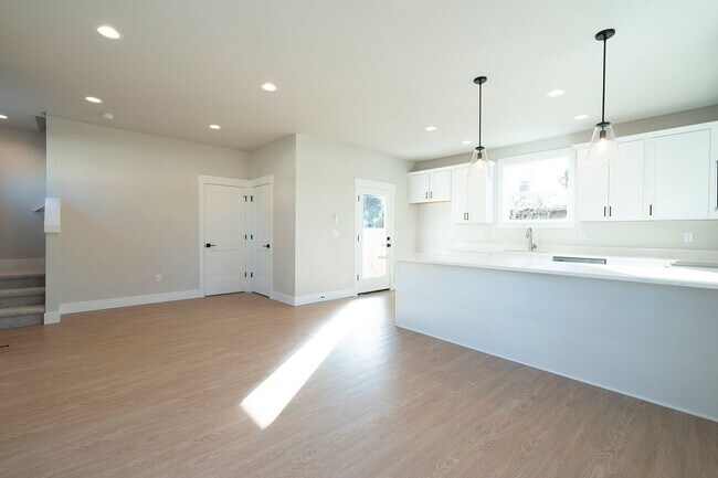 Building Photo - 2 Weeks Free W Approved Application by 08/...