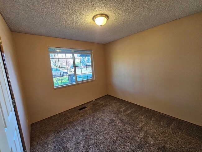 Building Photo - Roomy Ranch in Gladstone