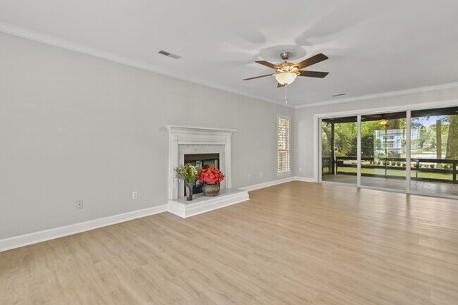 Building Photo - 1382 Center Lake Dr