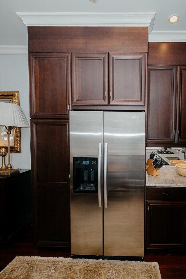 Building Photo - Spacious 1-Bedroom Fully Furnished Townhome in Historic Charleston!