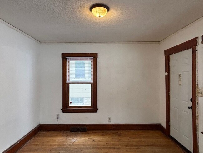Building Photo - 3 BR/1 BA Single-Family Home in St. Paul!