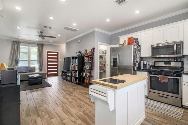 Building Photo - 2109 Maxwell Ln