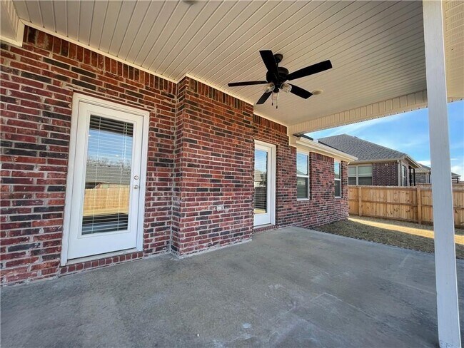 Building Photo - 416 Emerald Woods