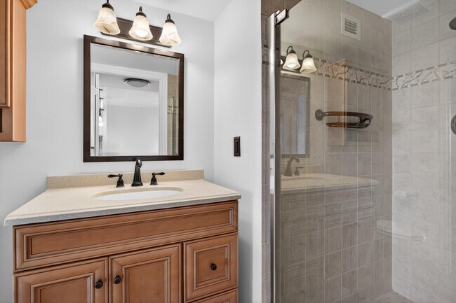 Building Photo - 1631 Riverview Rd