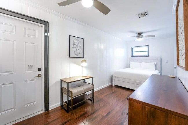 Building Photo - 2531 NE 47th St