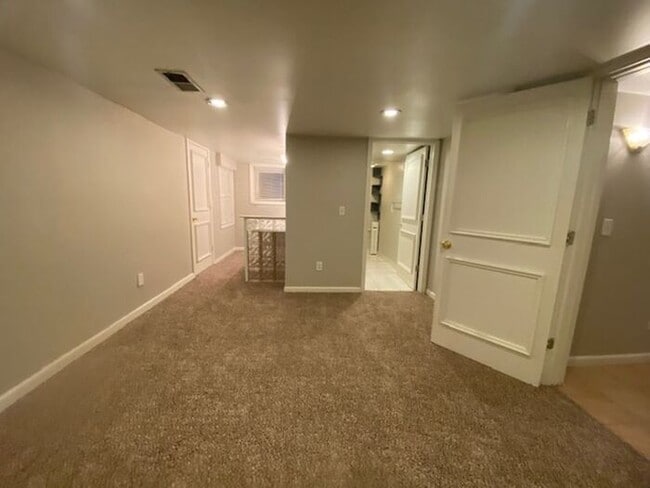 Building Photo - Charming 2-Bedroom Apartment in the Heart ...