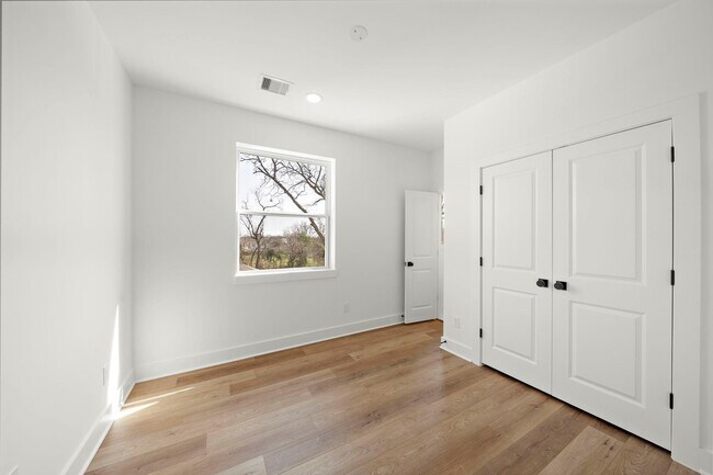 Building Photo - 835 Elkhart St