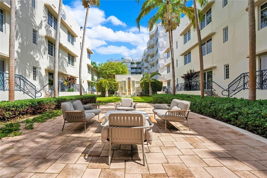 Lush Courtyard - 435 21st St