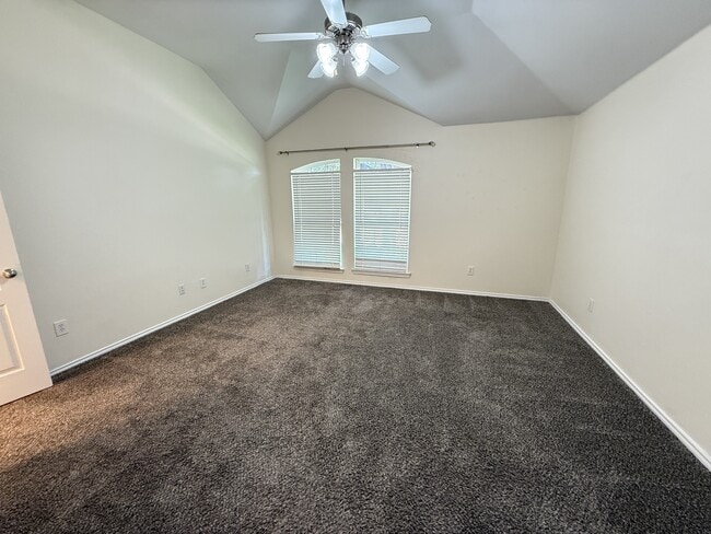 Building Photo - 609 N Vinton Ave