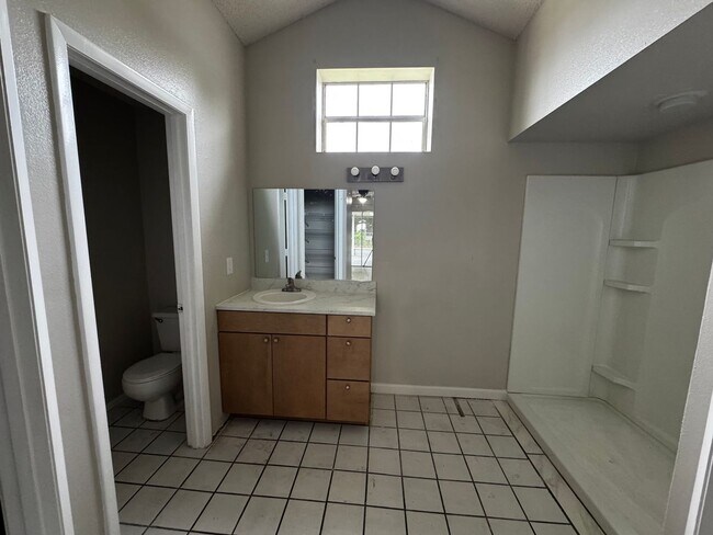 Building Photo - Updated & Spacious Home