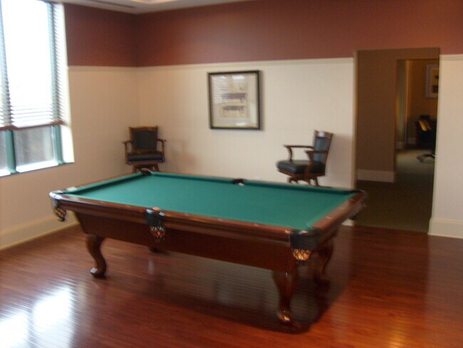 Building Photo - One Bedroom Condo Overlooking the James Ri...